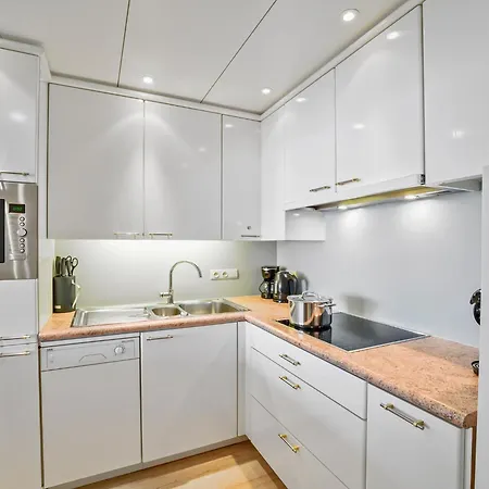 Modern 2-bedroom Flat With Sea Views