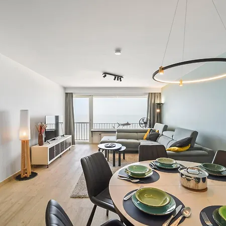 Modern 2-bedroom Flat With Sea Views *